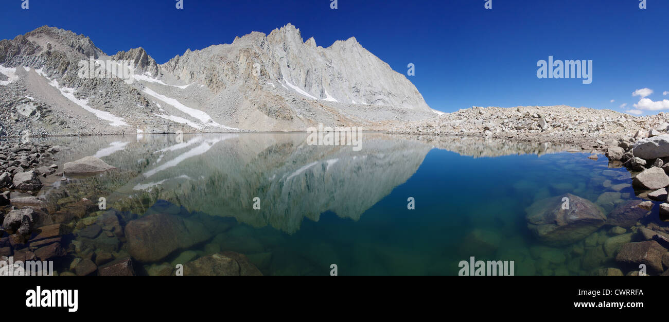 Blue Mountain Lake, en la cuenca de Williamson reflejando el Monte Tyndall y Versteeg Foto de stock