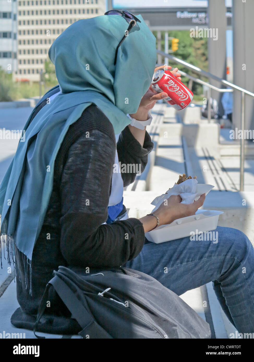 Joven mujer musulmana tras una pausa para el almuerzo en el Musulmلn Fest en Mississauga, cerca de Toronto, Ontario Canadá;; Foto de stock