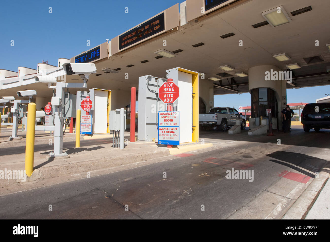 Canta bilingüe en inglés y español con información en Laredo, Texas, puerto de entrada de México Foto de stock