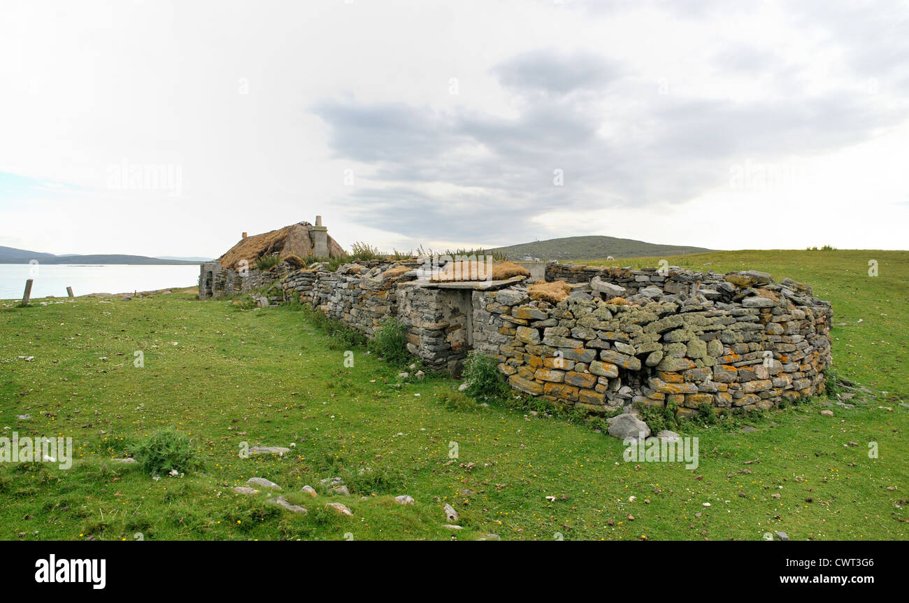 Abandonados a la ruina de una casa tradicional escocesa croft Foto de stock