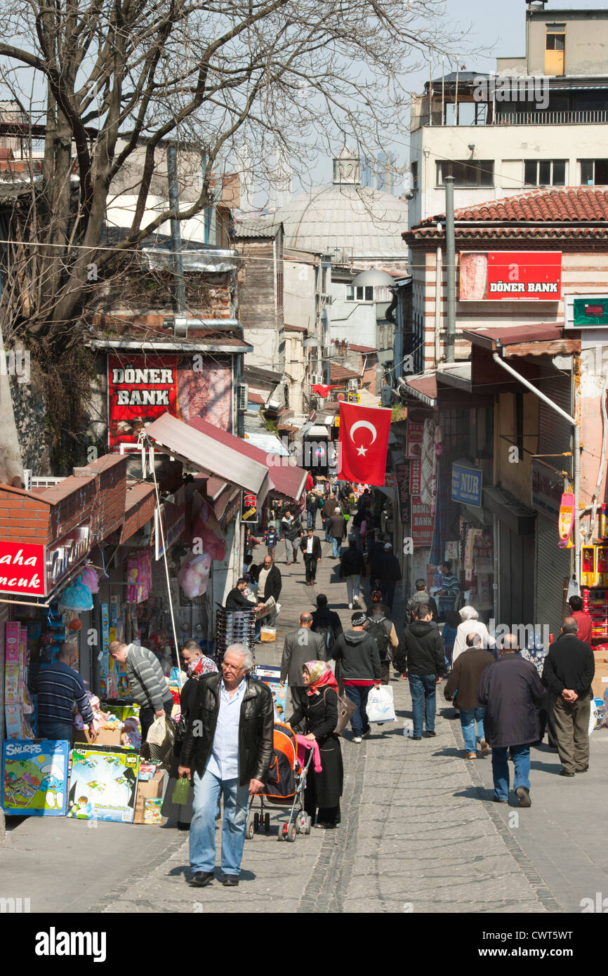 Türkei, Estambul, Eminönü, Uzuncarsi Sokak, die zur Rüstem-Pascha Einkaufsstrasse-Moschee führt. Foto de stock