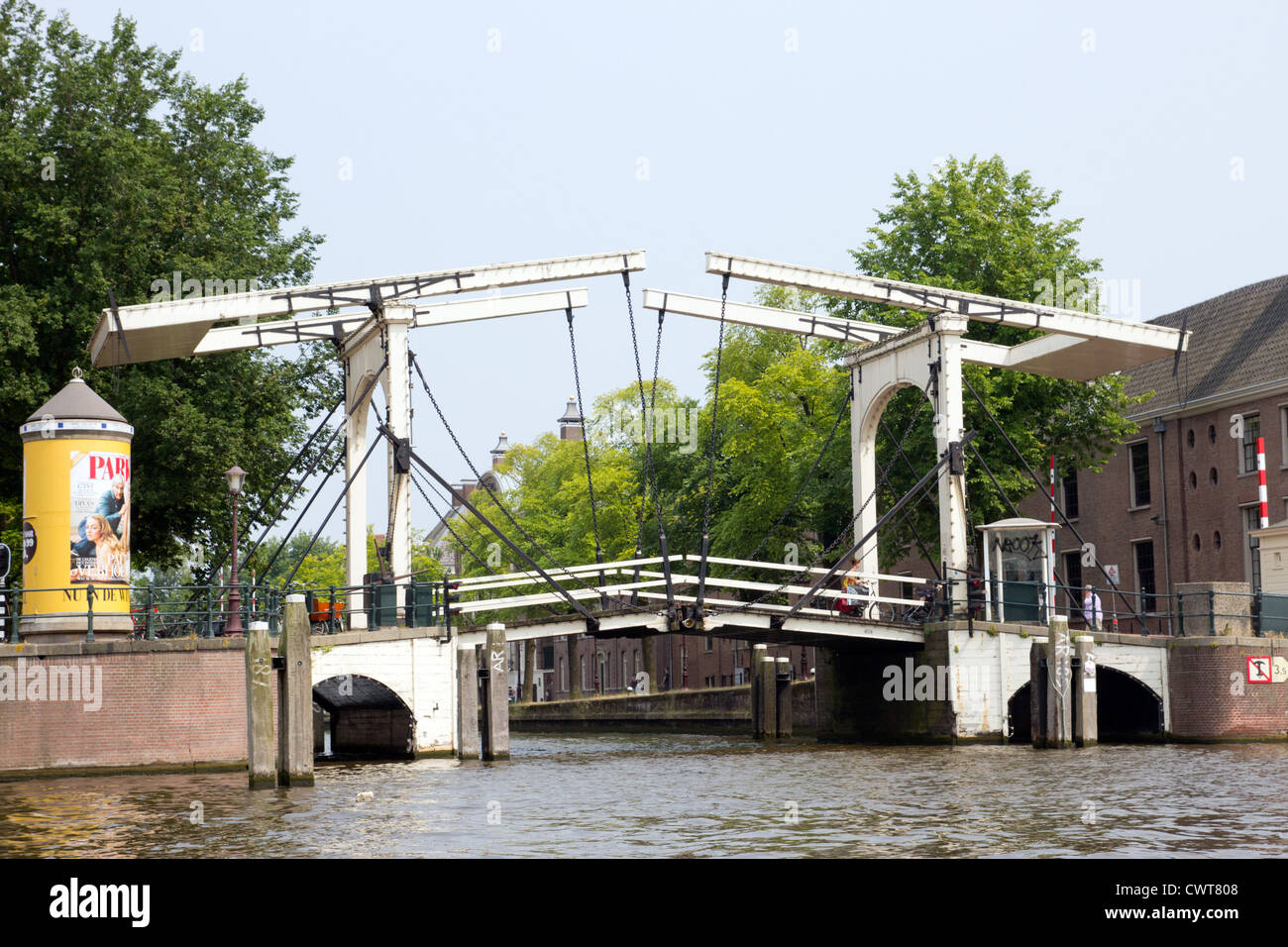 Puente levadizo sobre un canal de Amsterdam Foto de stock