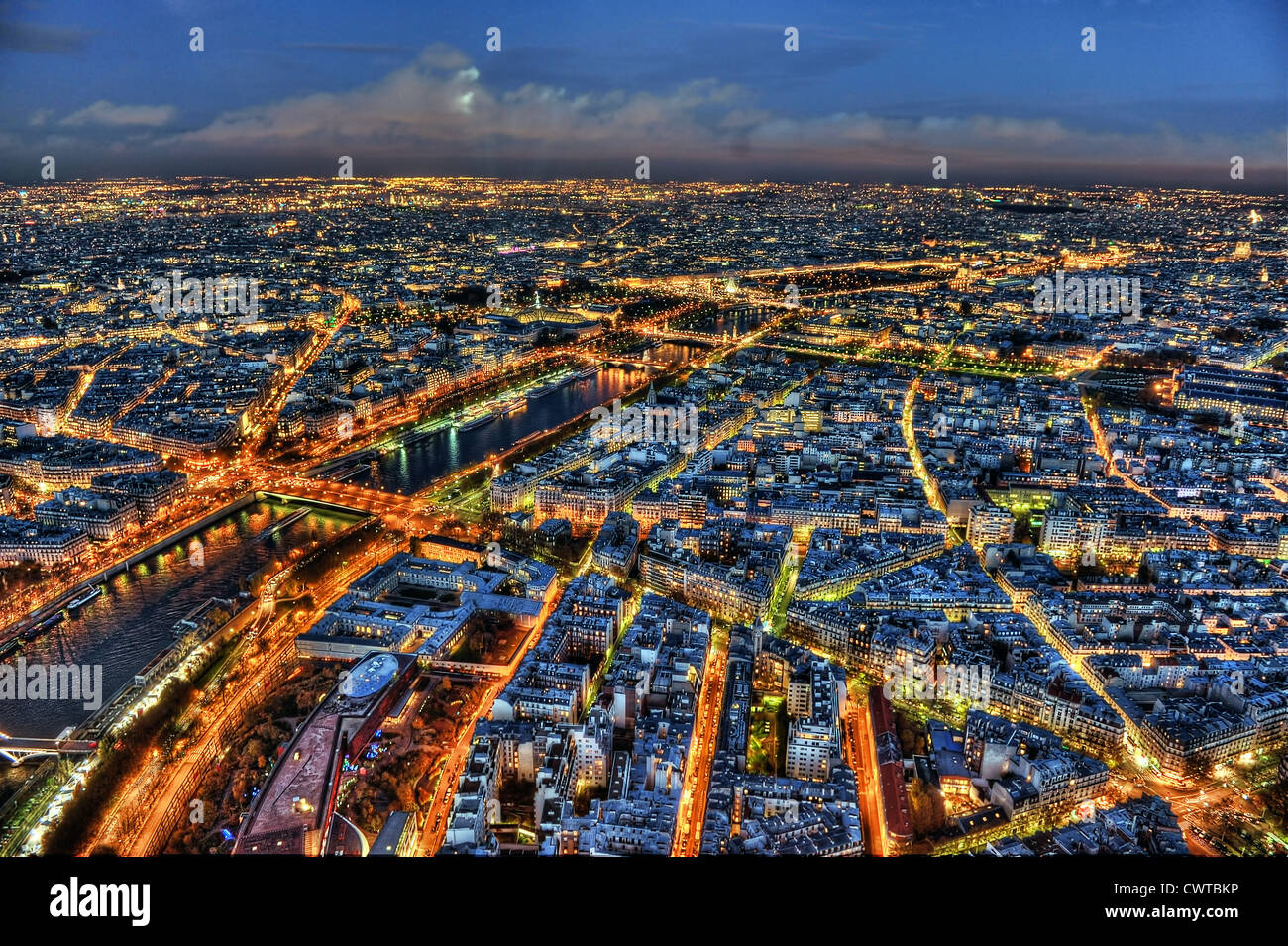 La vista de París desde la Torre Eiffel en la noche Foto de stock