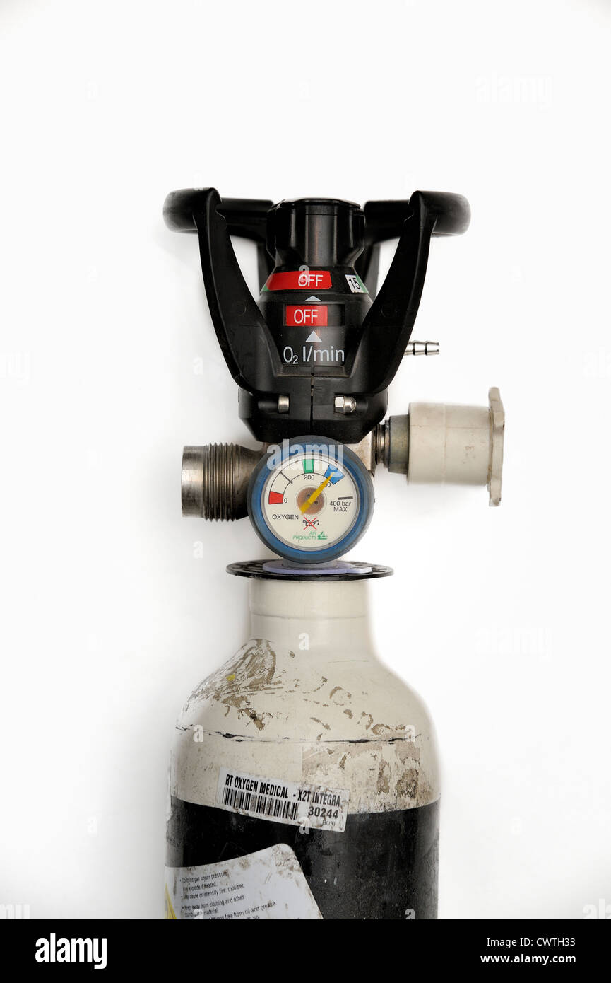 Cilindro del tanque de oxígeno portátil y el manómetro Fotografía de stock  - Alamy