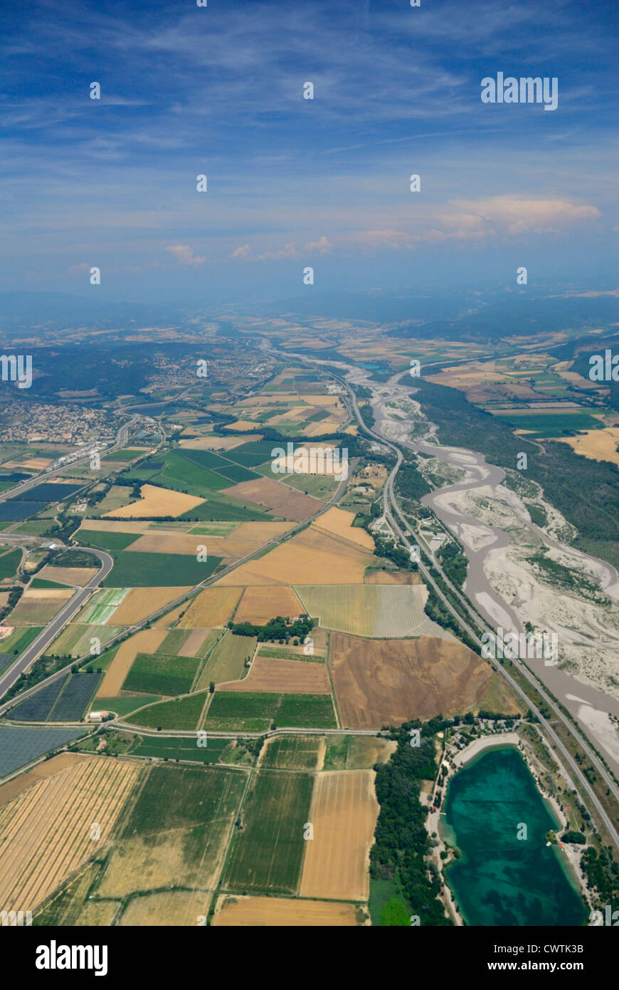 Vista aérea del valle y al río Durance, Medio de Manosque, Alpes de Haute Provence, Francia Foto de stock