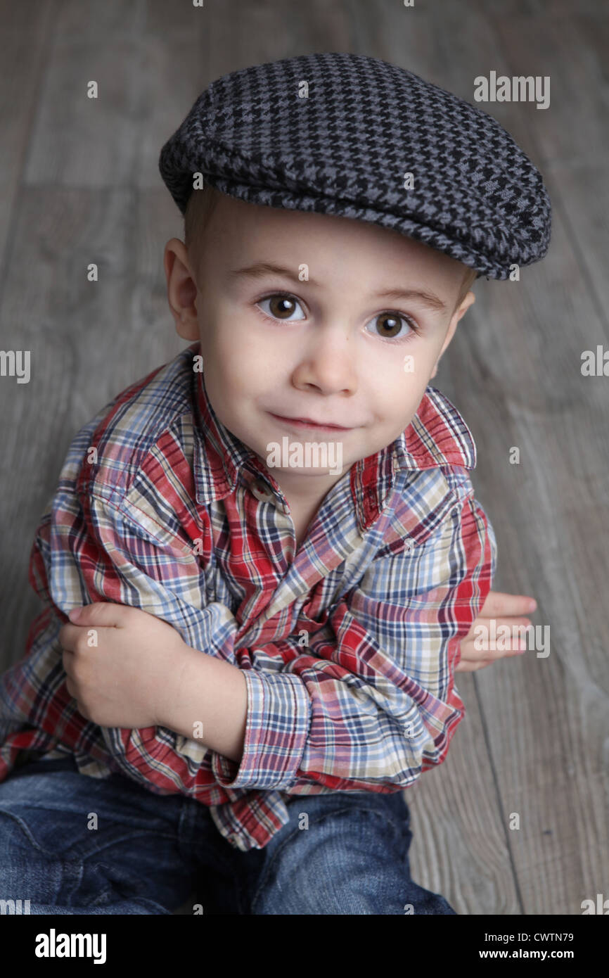 Muchacho con gorra y camisa a cuadros Fotografía de stock - Alamy