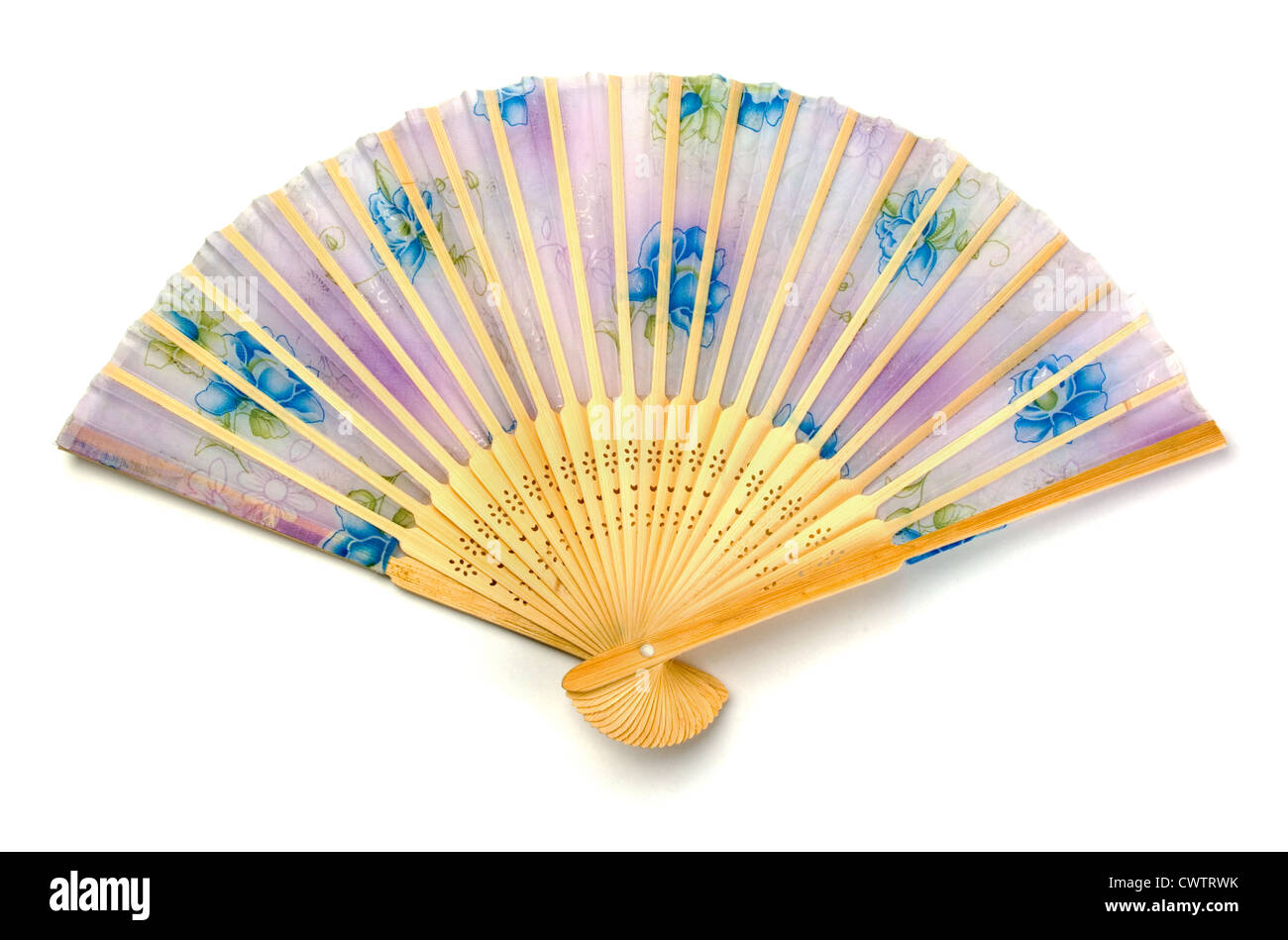 Ventilador de seda de estilo asiático aislado en blanco Foto de stock