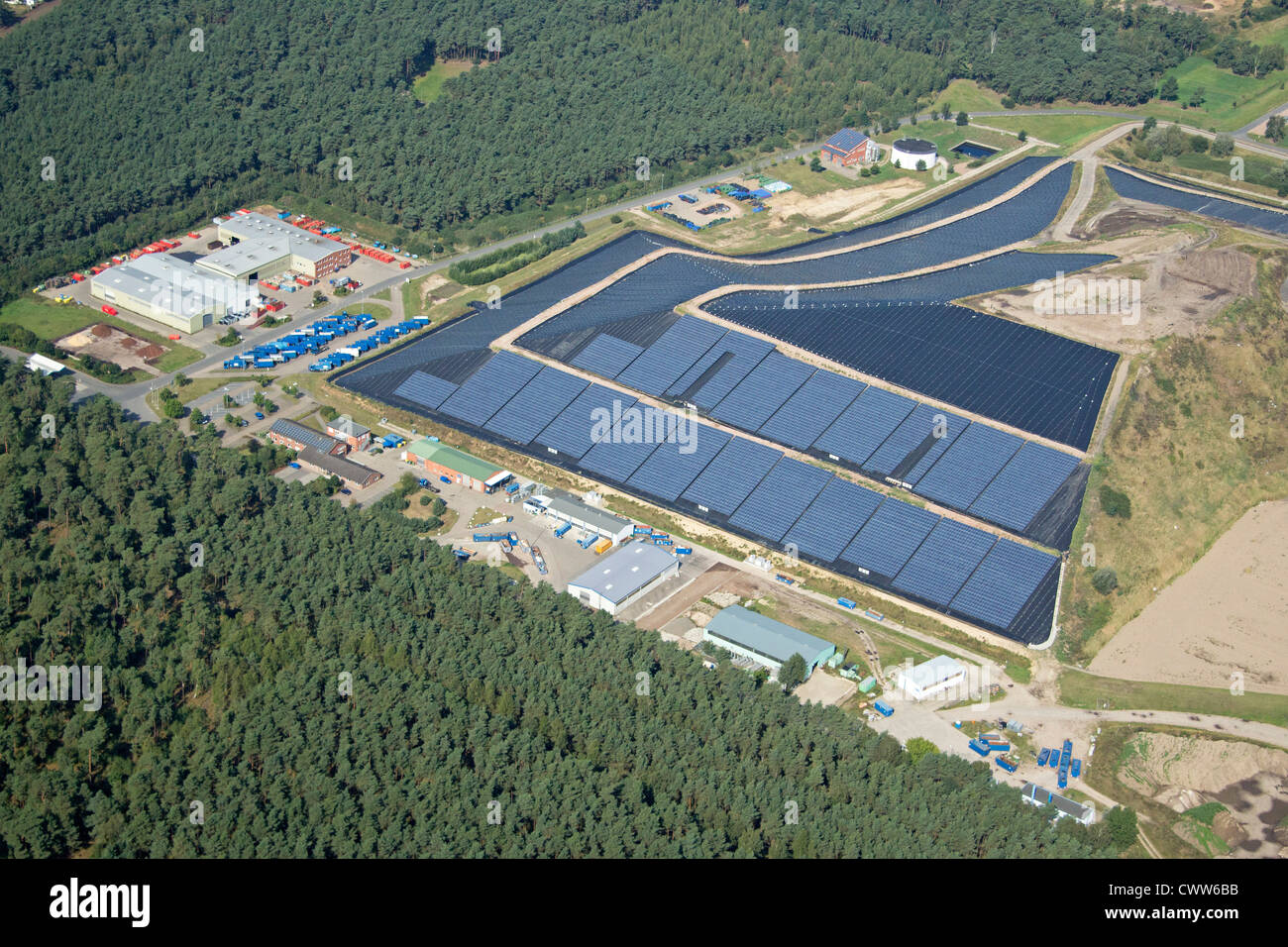 Foto aérea de la planta de energía solar del vertedero en Bardowick, Baja Sajonia, Alemania Foto de stock