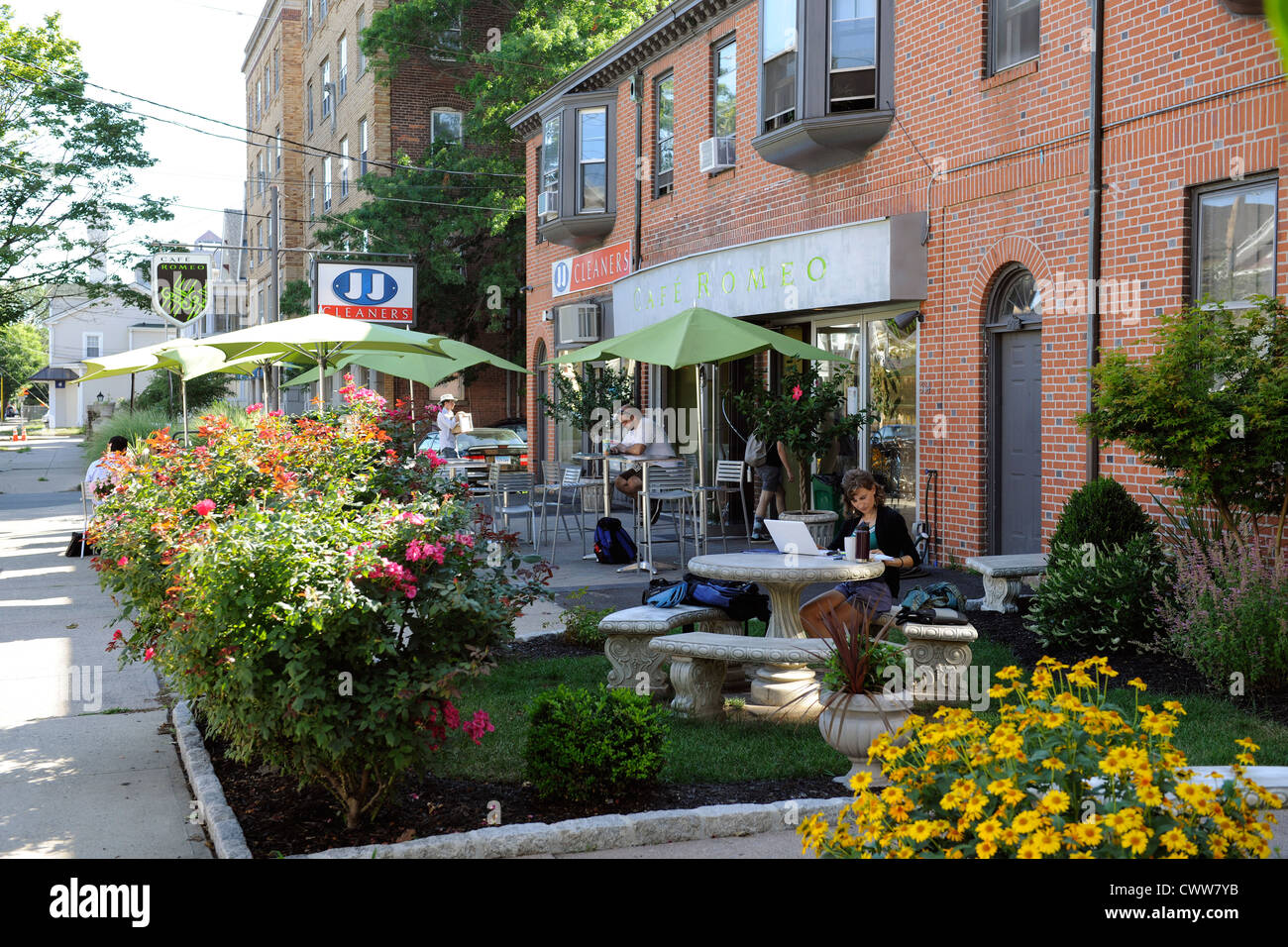 Romeo's Cafe, cafetería al aire libre con mesas en la vereda. New Haven, CT. Foto de stock
