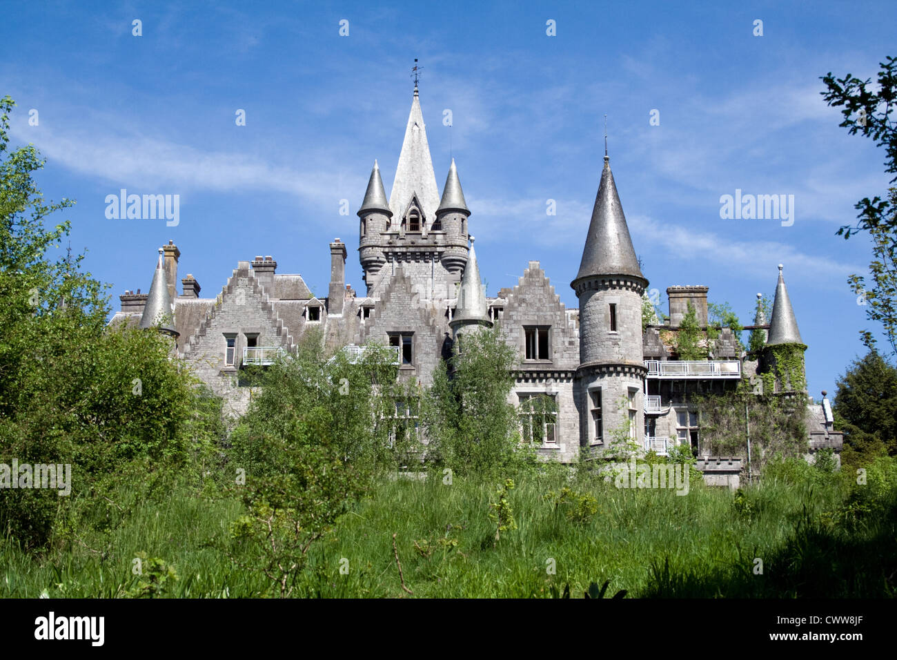 Abandonado 1866 Castillo (Château de ruidosos) en Bélgica Foto de stock