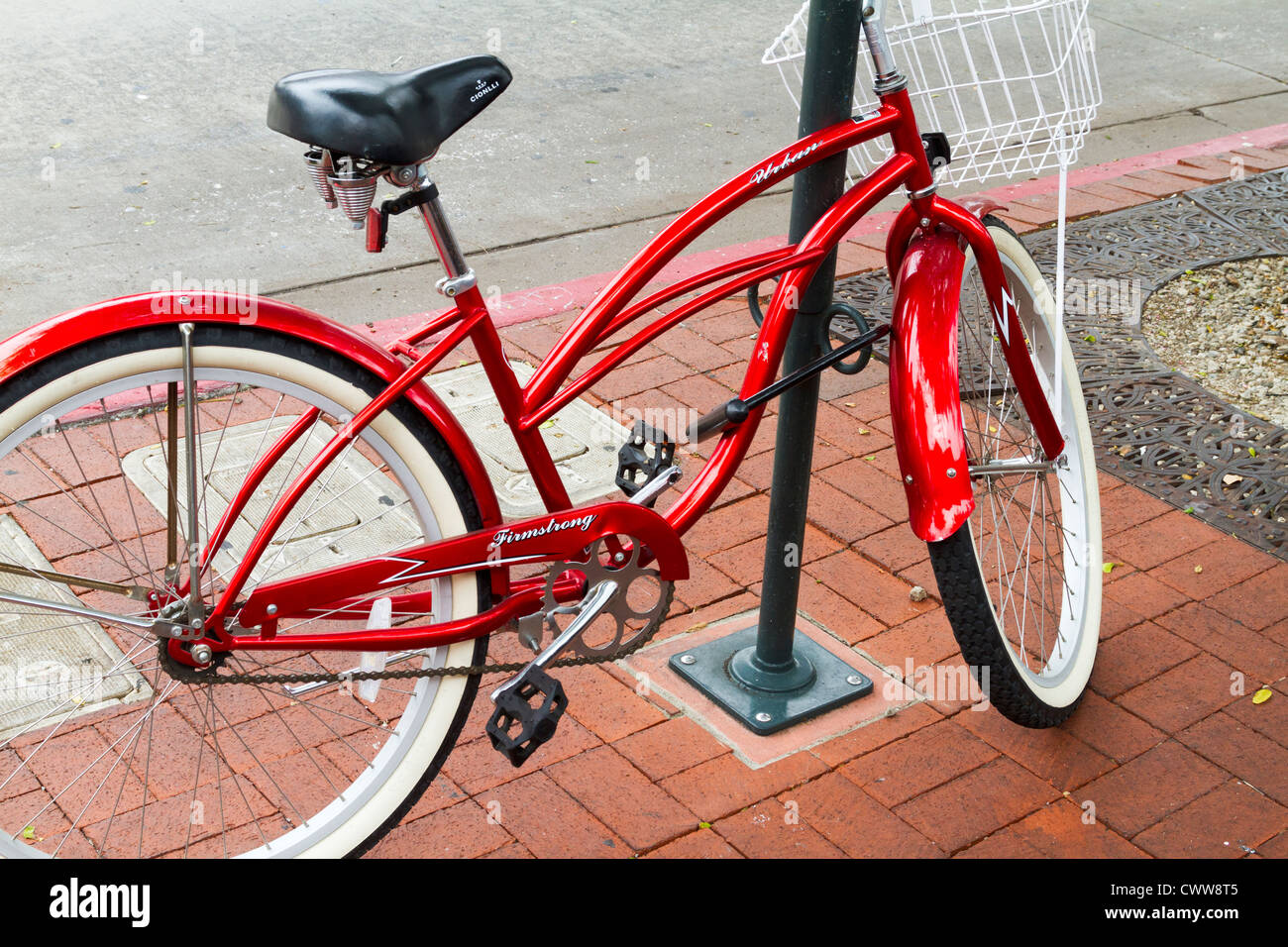 Bicicleta roja fotografías e imágenes de alta resolución - Alamy