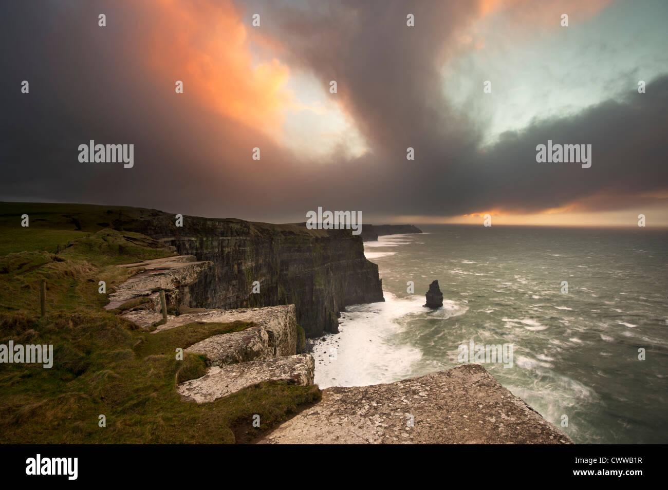 Las nubes de colores a lo largo de acantilados costeros Foto de stock
