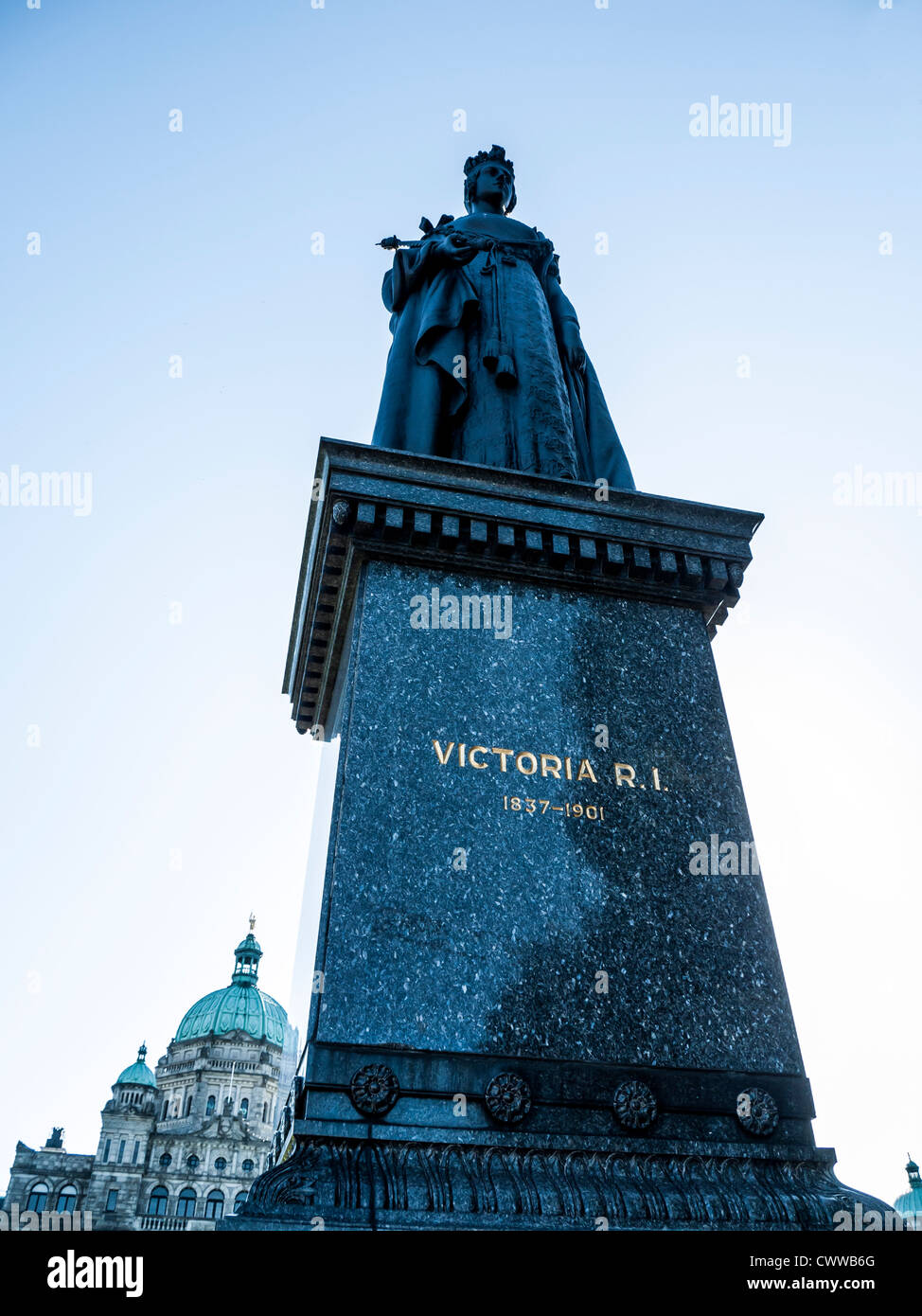 Estatua de la reina Victoria fuera de los edificios del Parlamento, Victoria, capital provincial de Columbia Británica, Canadá Foto de stock