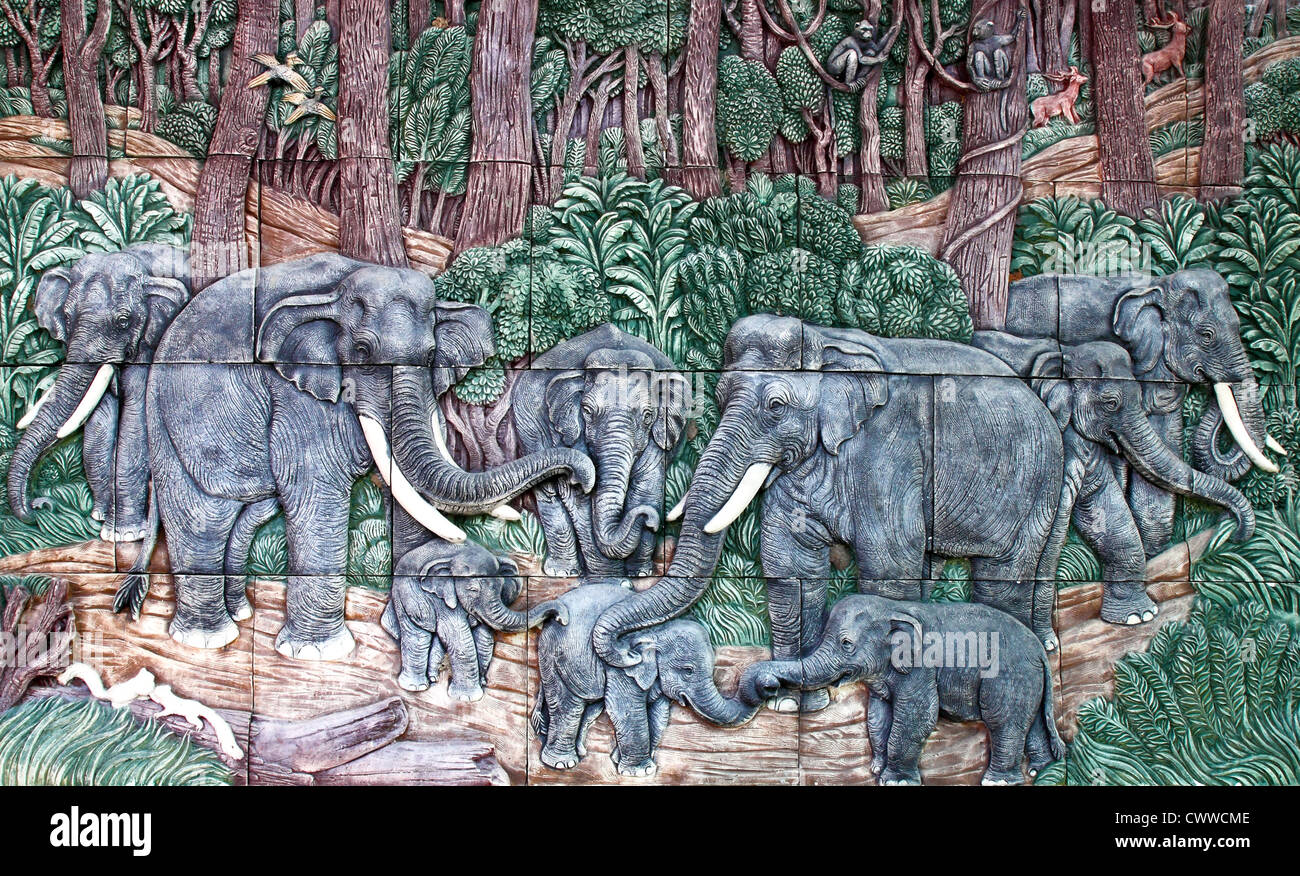 Elefantes tailandeses tallada en la pared Foto de stock