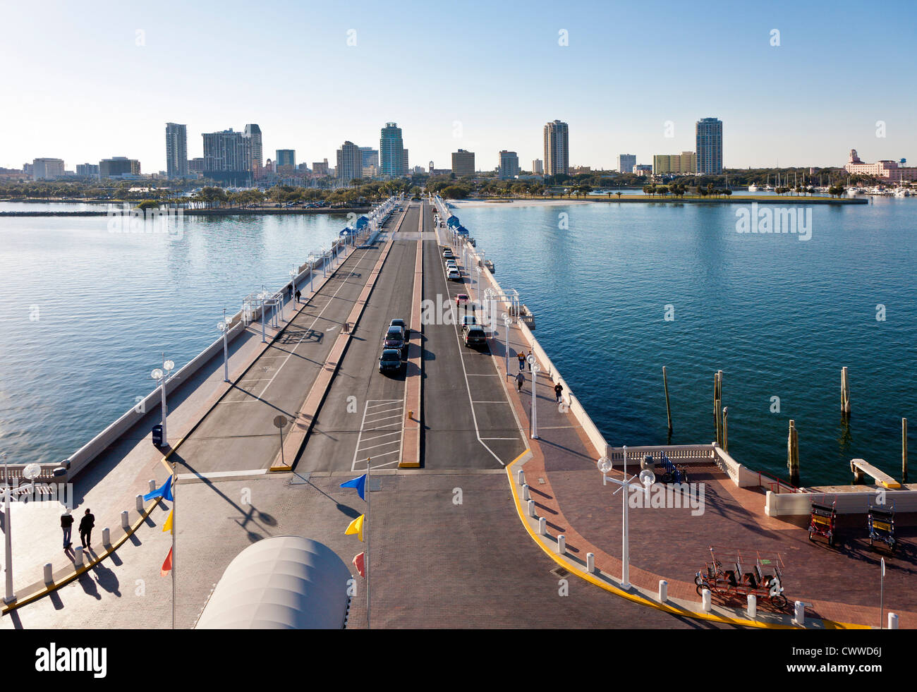 San Petersburgo skyline en Florida como se ve desde el muelle en el centro de waterfront Foto de stock