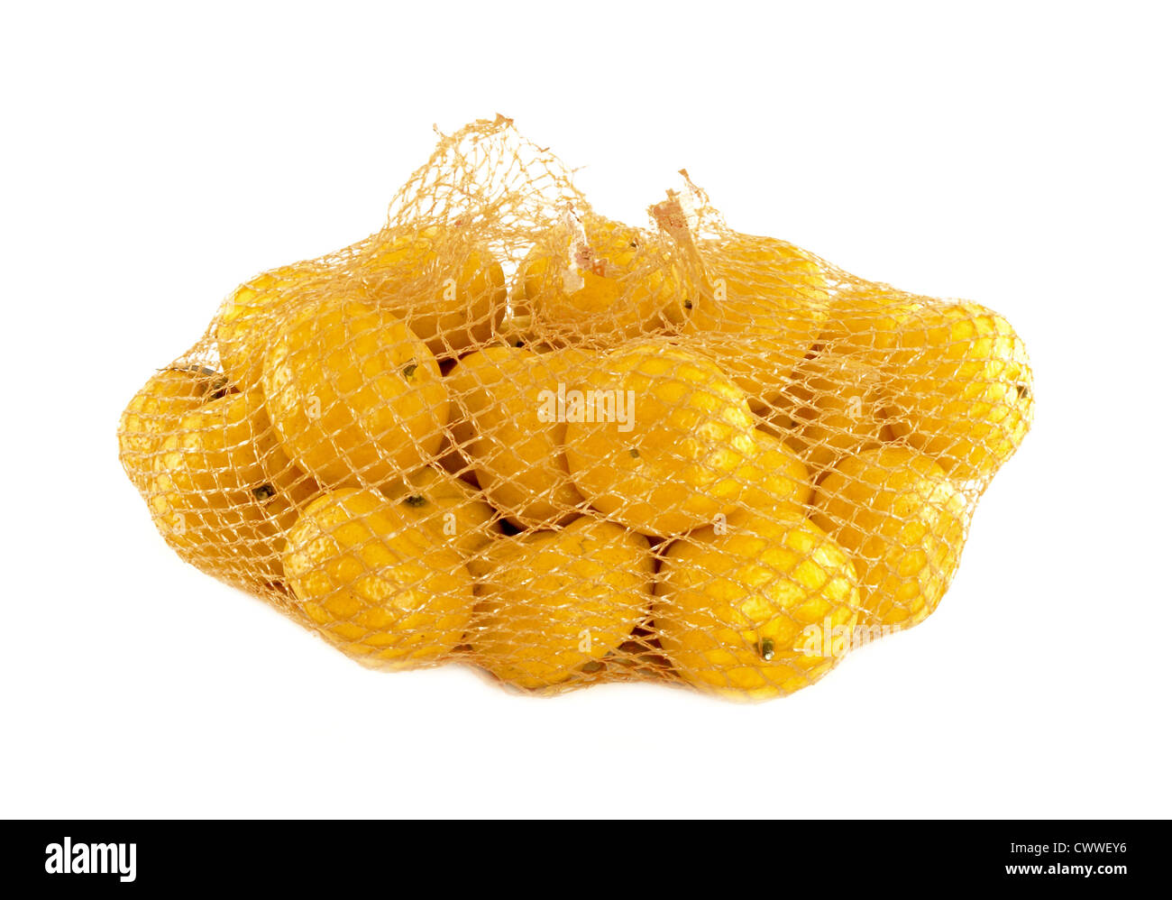 Un montón de naranjas envasados en compensación, aislado en blanco Foto de stock