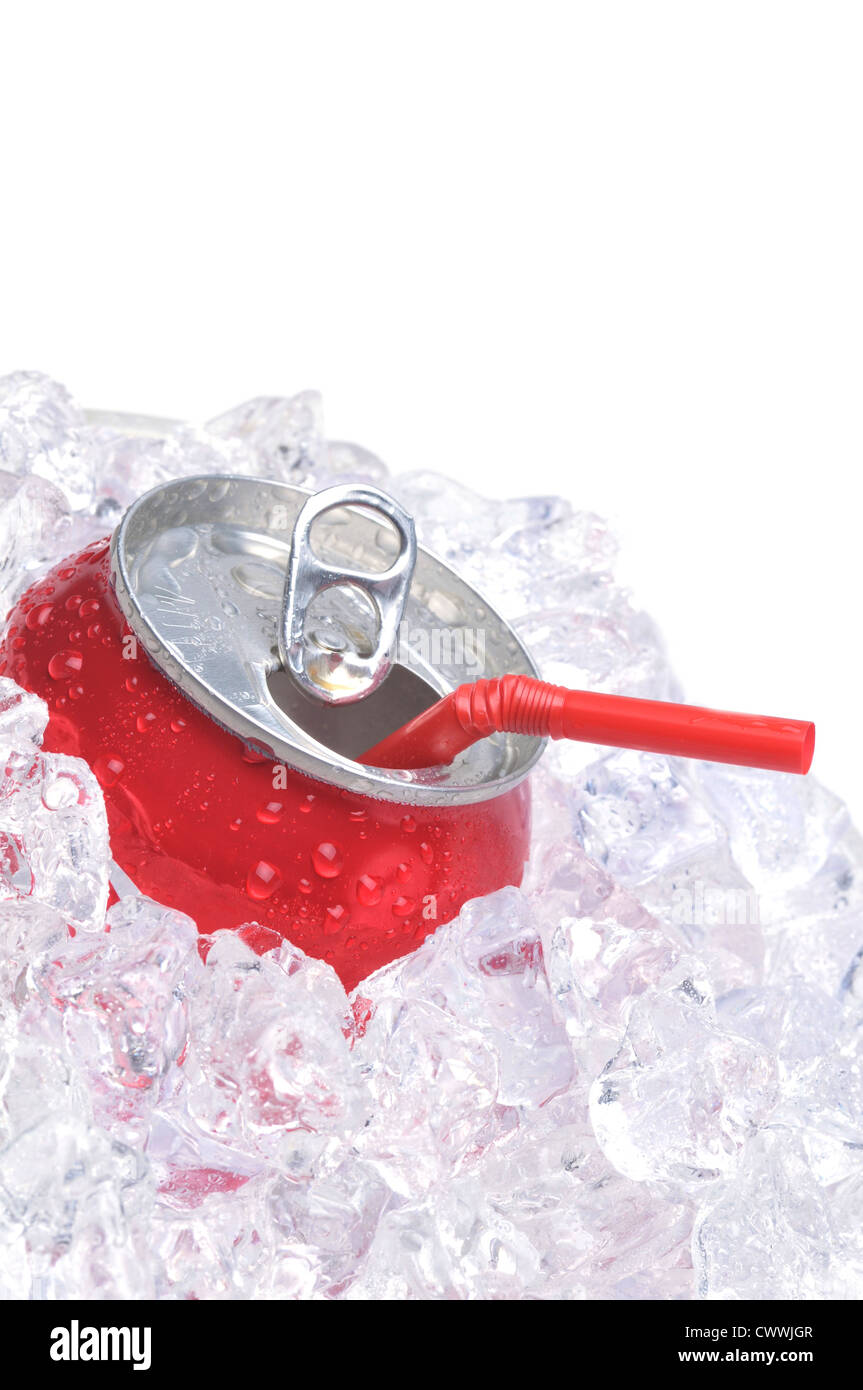 Cierre de lata roja en hielo con paja potable aislado en blanco Foto de stock