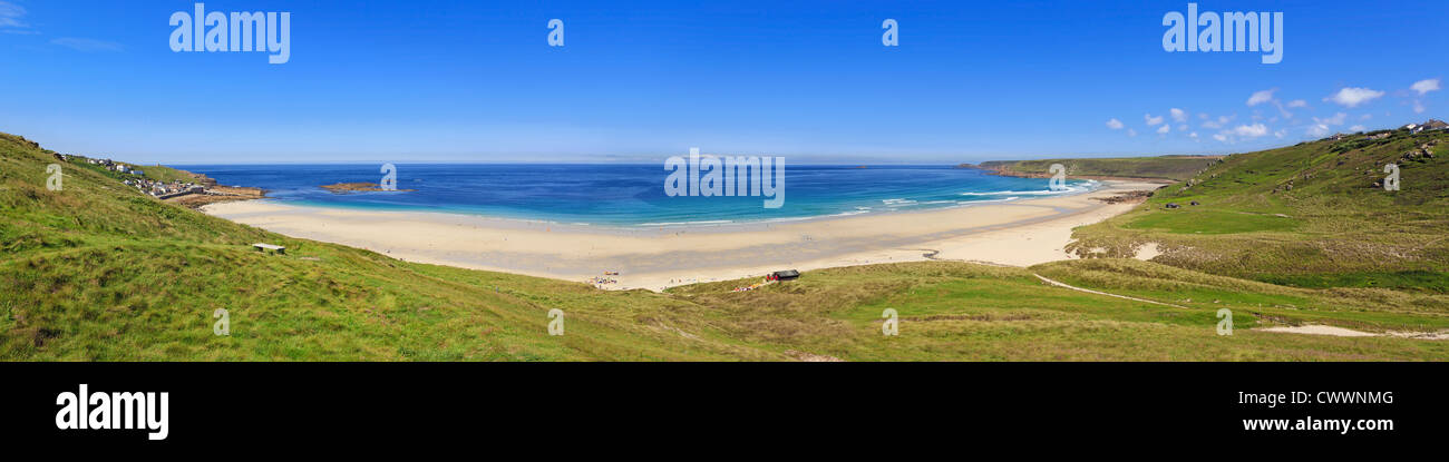 Foto panoramica de Whitesand Bay en Sennen Cove en Cornwall. Foto de stock