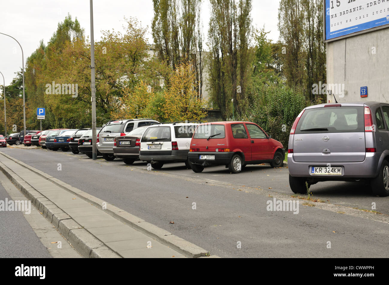 Coches en una fila de aparcamiento en Polonia, Varsovia Fotografía de stock  - Alamy