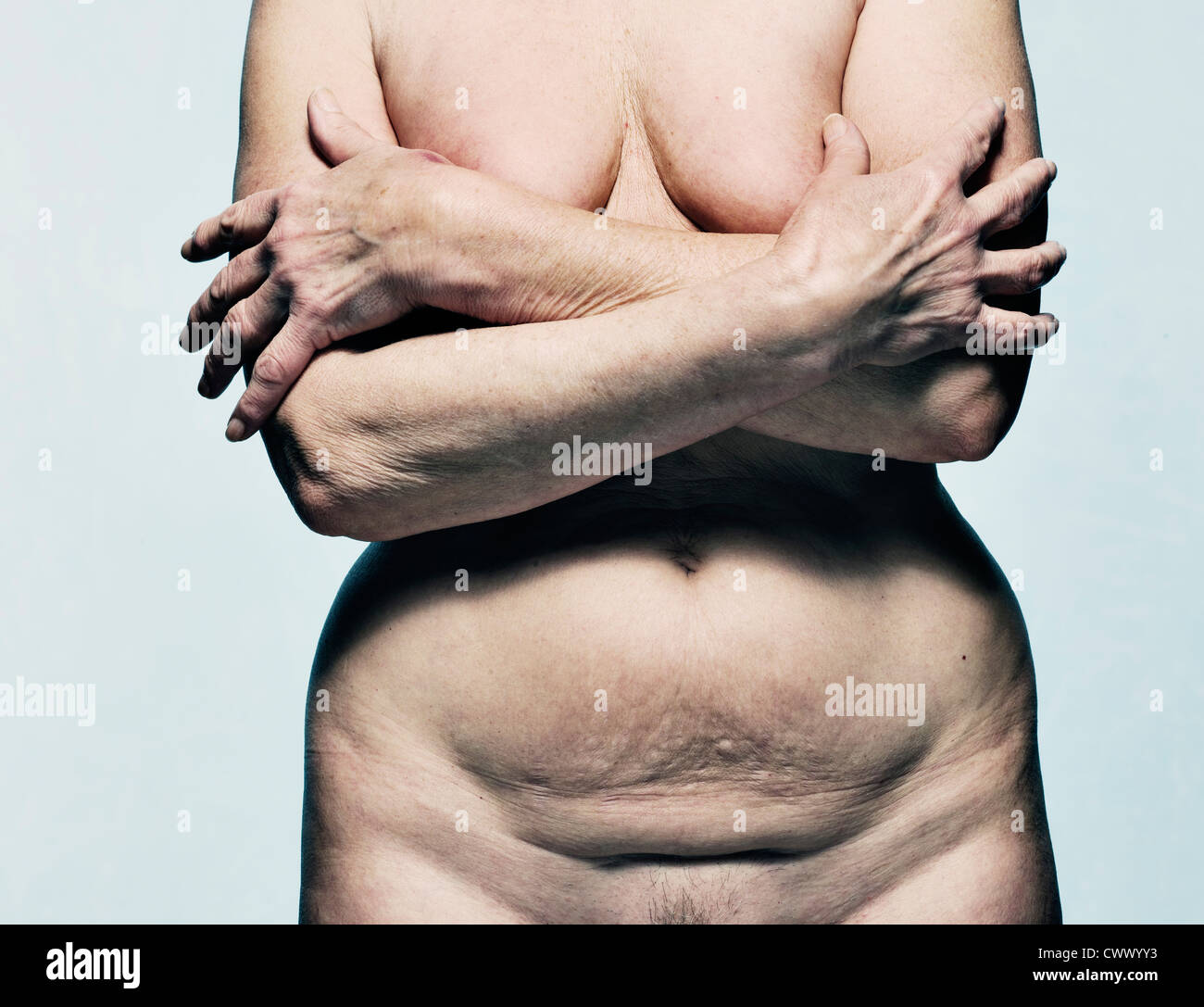 Anciana desnuda cubriendo sus pechos Fotografía de stock - Alamy