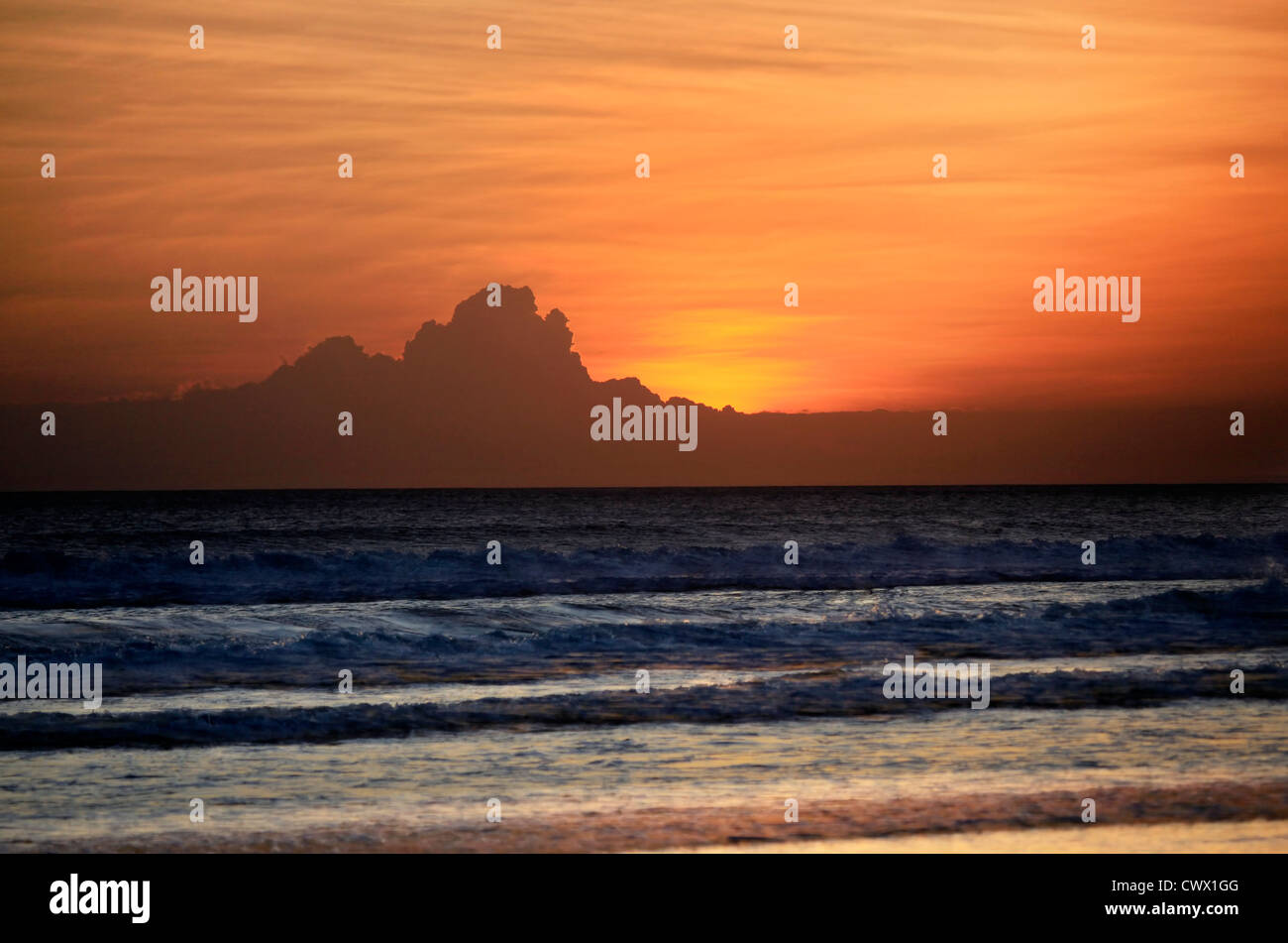La costa del océano índico en Sunset Foto de stock