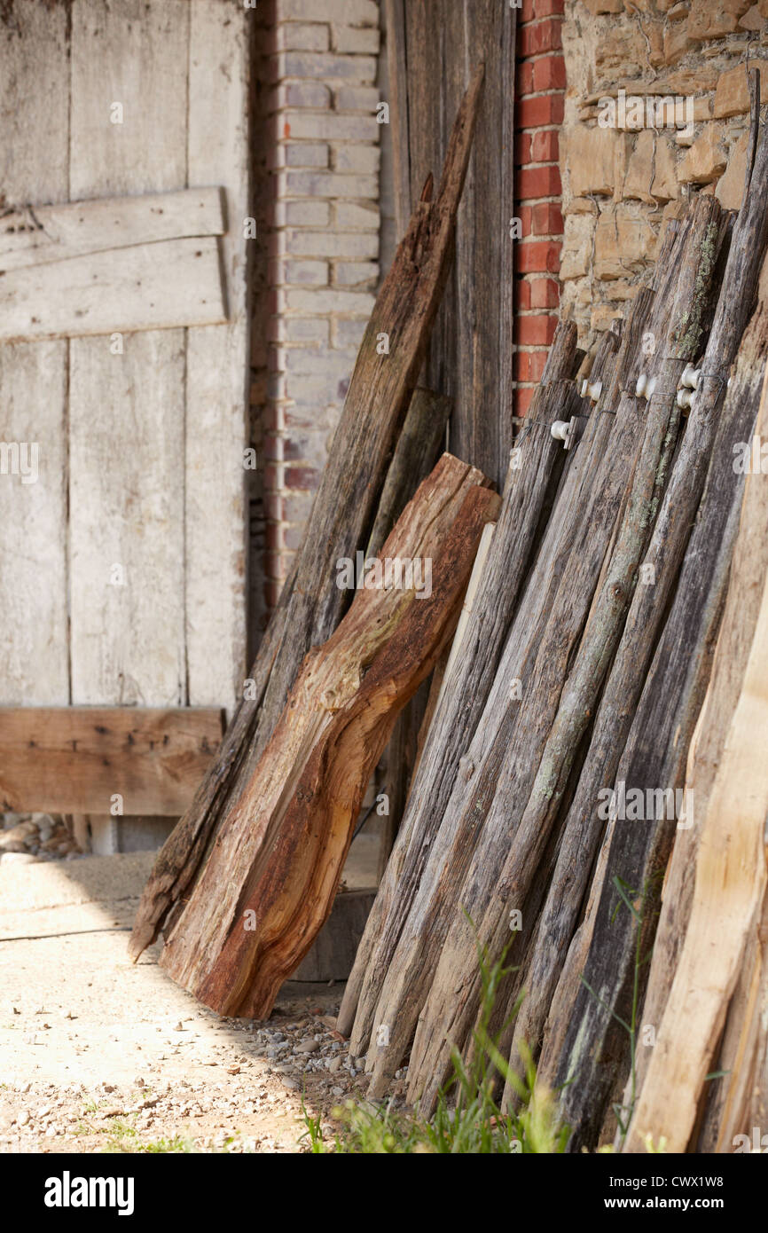 Madera antigua puerta de granero abandonado óxido estable listones de  madera clavos de bloqueo pentagramas de ladrillo Fotografía de stock - Alamy