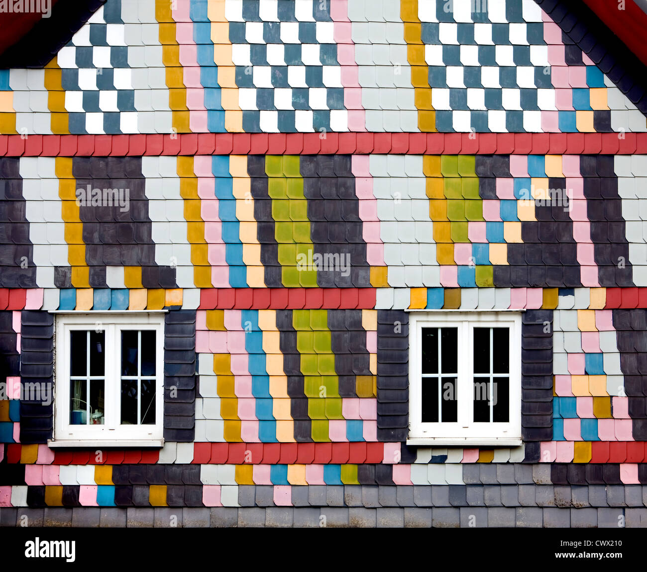 Revestimiento con placas de fibra de cemento coloreado como Slate en una casa antigua, región de Siegerland, Alemania, Europa Foto de stock