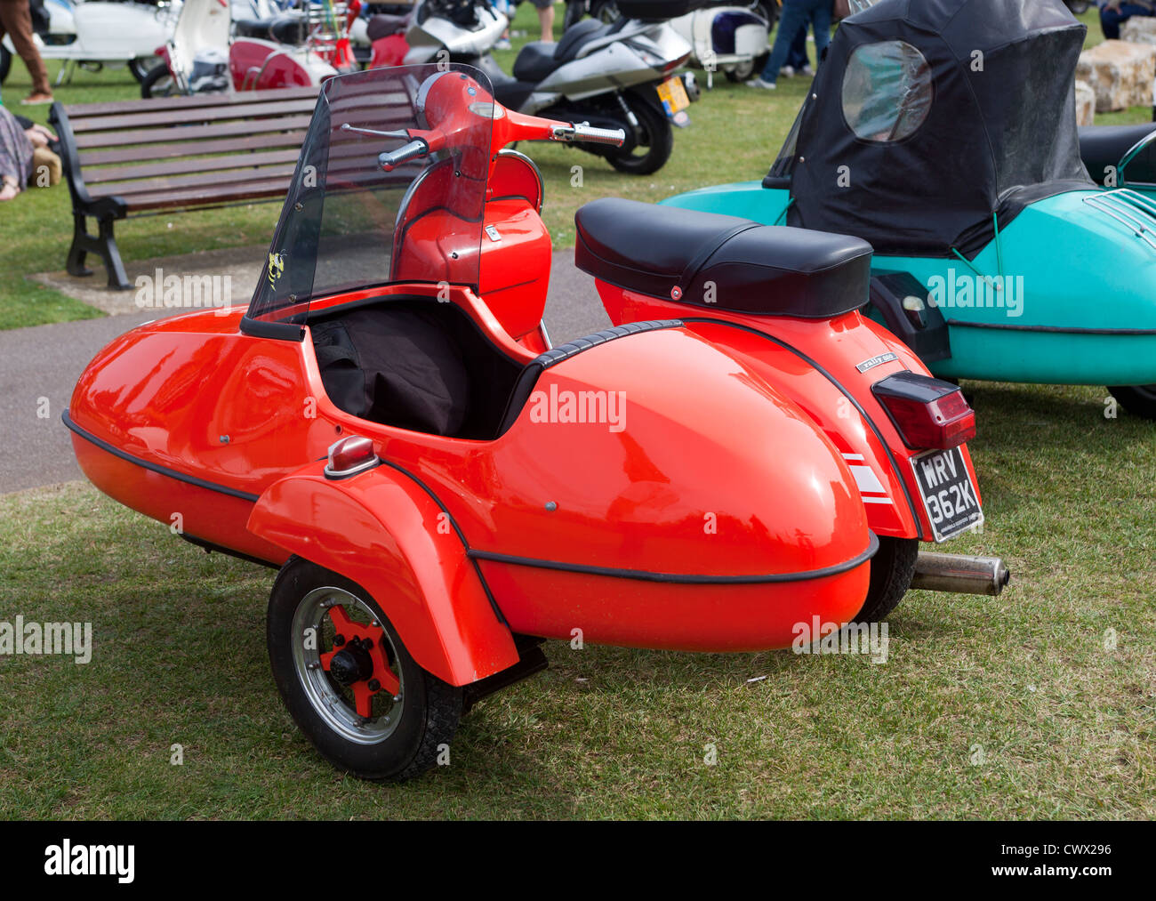 Vespa scooter clásica con sidecar Fotografía de stock - Alamy