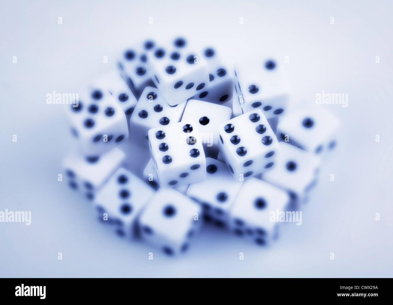 Dados, parcialmente borrosa, imagen simbólica para los juegos de azar Foto de stock