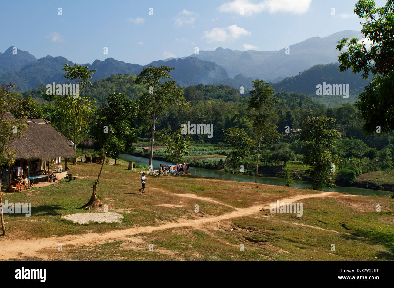 Mountain View desde las colinas de rural Laung Prabang, Laos, República Democrática Popular Lao, Sudeste de Asia Foto de stock