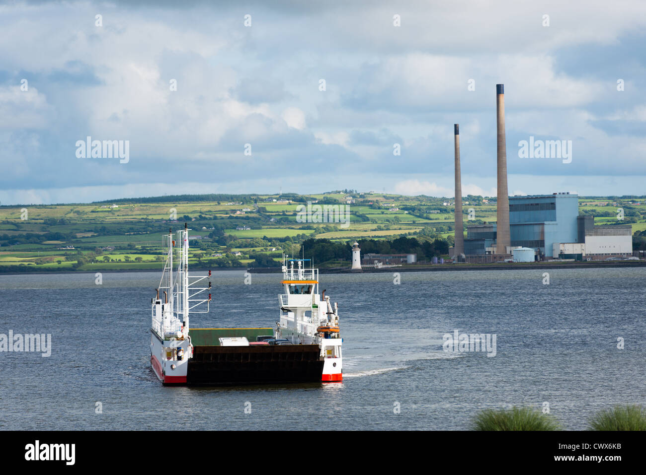 En Tarbert Killimer car Ferry llegar al Killimer Clare en el país. República de Irlanda. Foto de stock