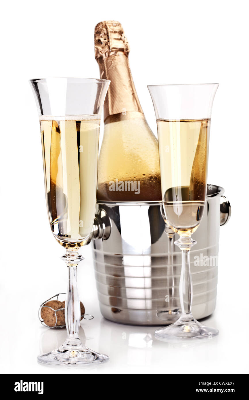 Dos copa de champaña con botella sobre un fondo blanco. Foto de stock