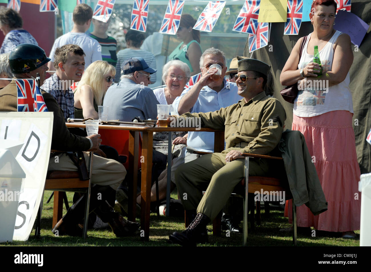 Una explosión del pasado y un enfriamiento de la cerveza a los veteranos ciegos UK Vintage Feria anual en Ovingdean hoy vistiendo uniformes UK Foto de stock