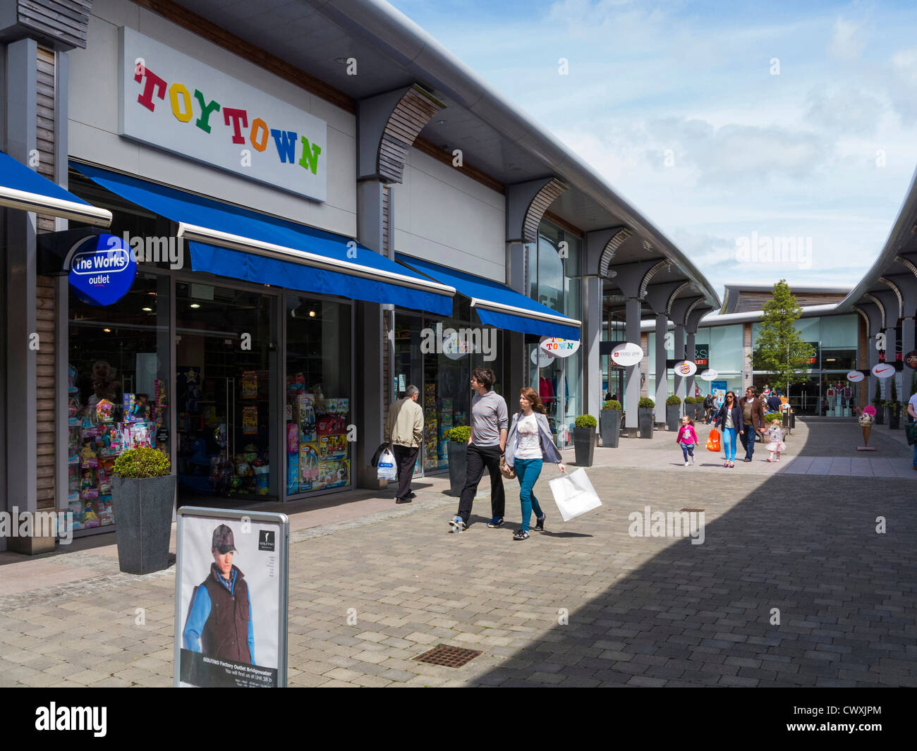 Compradores en el centro comercial outlet, Banbridge, Condado de Down, Irlanda del Norte Foto de stock