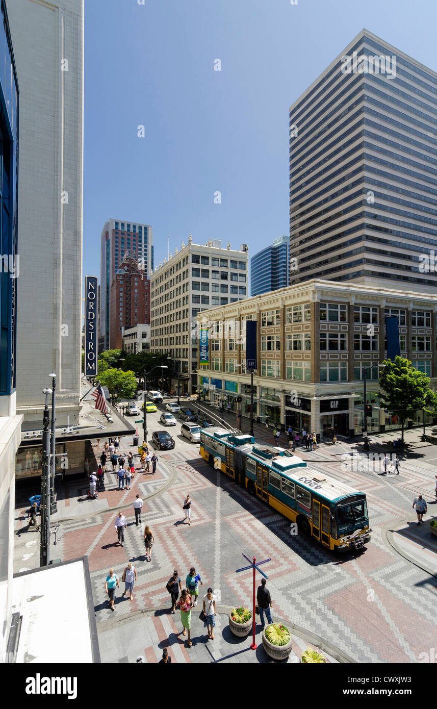 Mirando hacia Pine Street en el centro de Seattle, EE.UU. Foto de stock