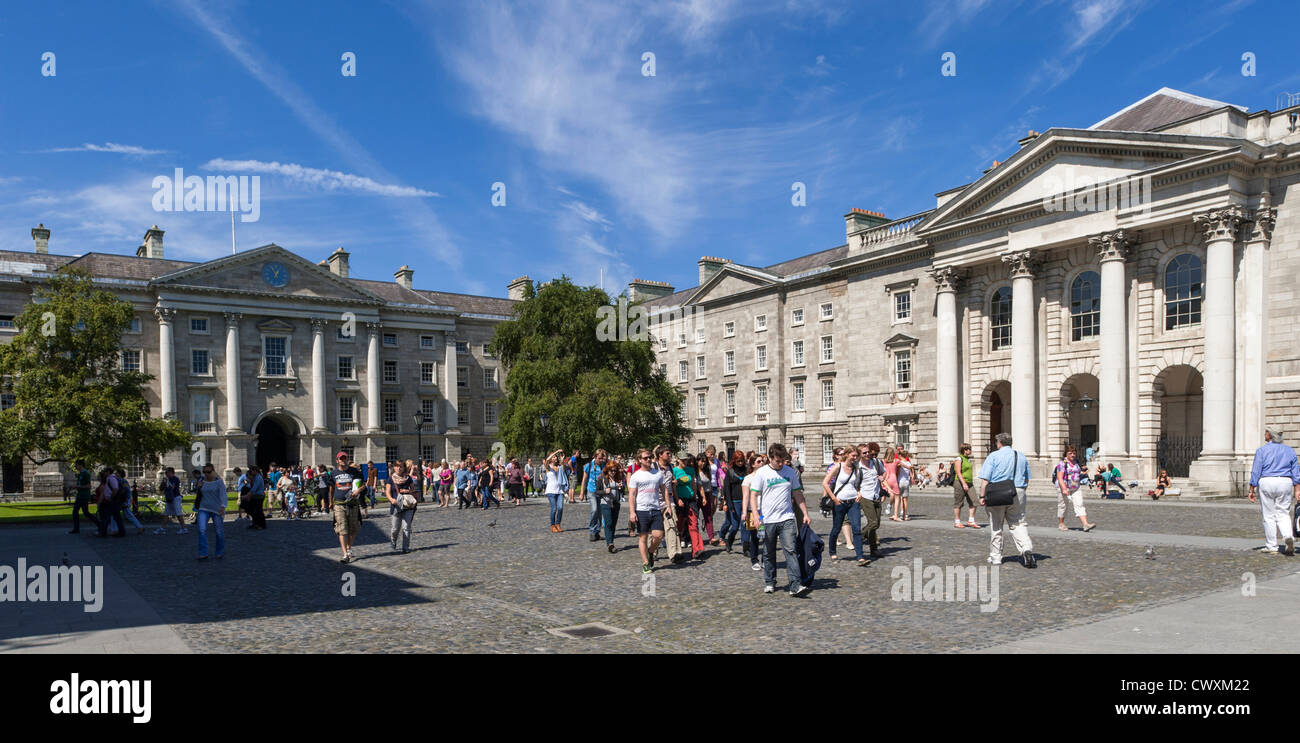 Los estudiantes universitarios en los motivos del Trinity College de Dublín, Irlanda Foto de stock