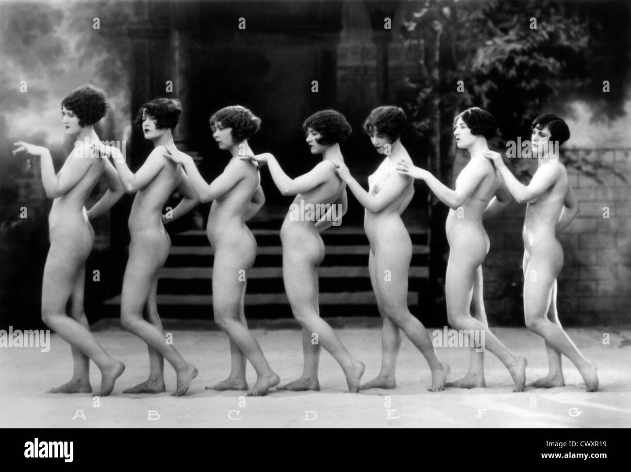 Siete mujeres desnudas en línea permanente, circa 1925 Fotografía de stock  - Alamy