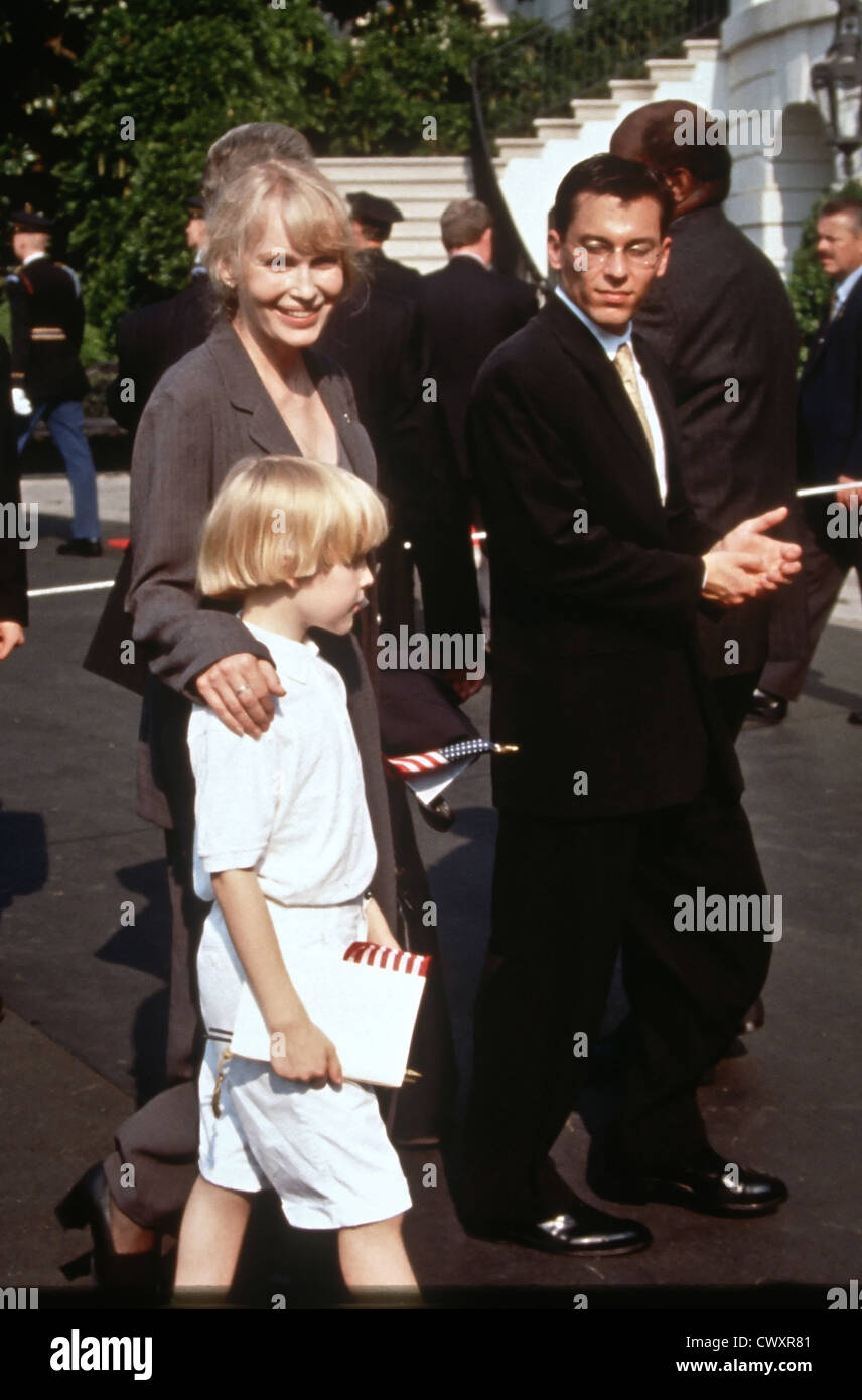 La actriz Mia Farrow y su hijo Seamus,10, salir después de asistir a una ceremonia de llegada oficial para el presidente checo Vaclav Havel El 16 de septiembre de 1998, en el Jardín Sur de la Casa Blanca en Washington, DC. Foto de stock