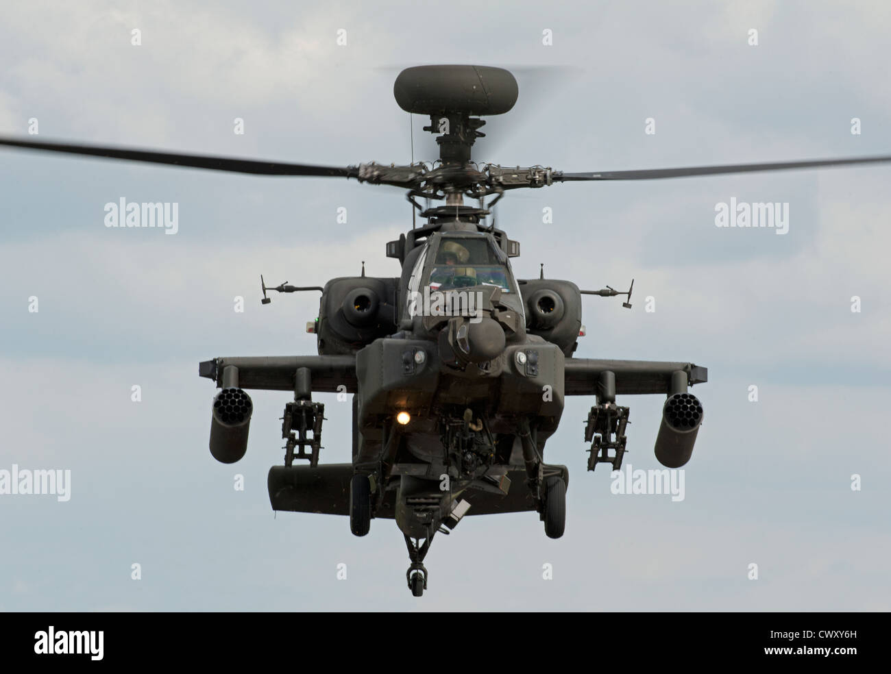 Ejército del Aire militar WAH AH-64 Apache1 en helicóptero verde de medio penique aeródromo, Wolverhampton. Ocs 8386 Foto de stock