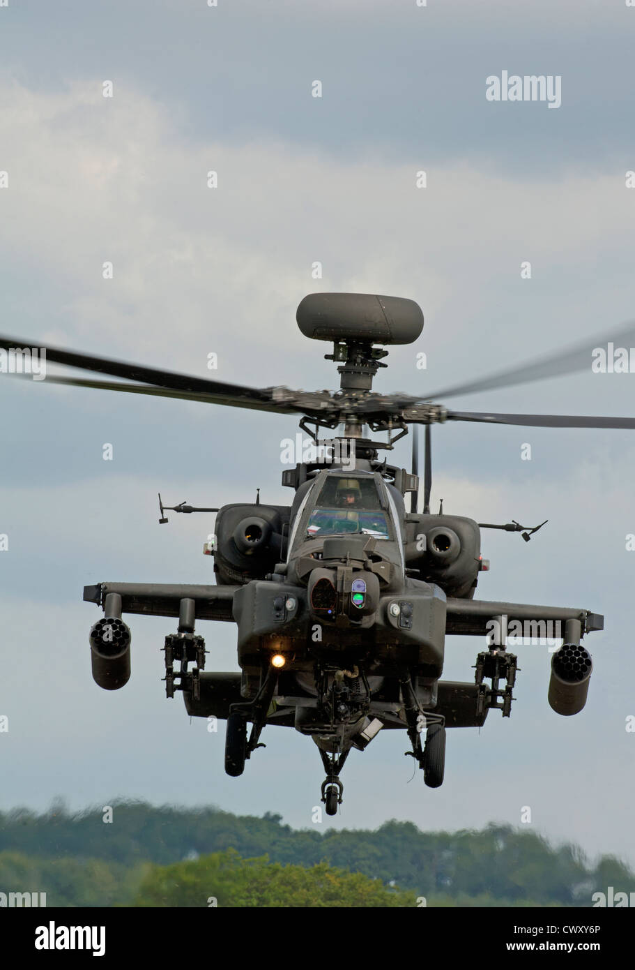 Ejército del Aire militar WAH AH-64 Apache1 en helicóptero verde de medio penique aeródromo, Wolverhampton. Ocs 8387 Foto de stock