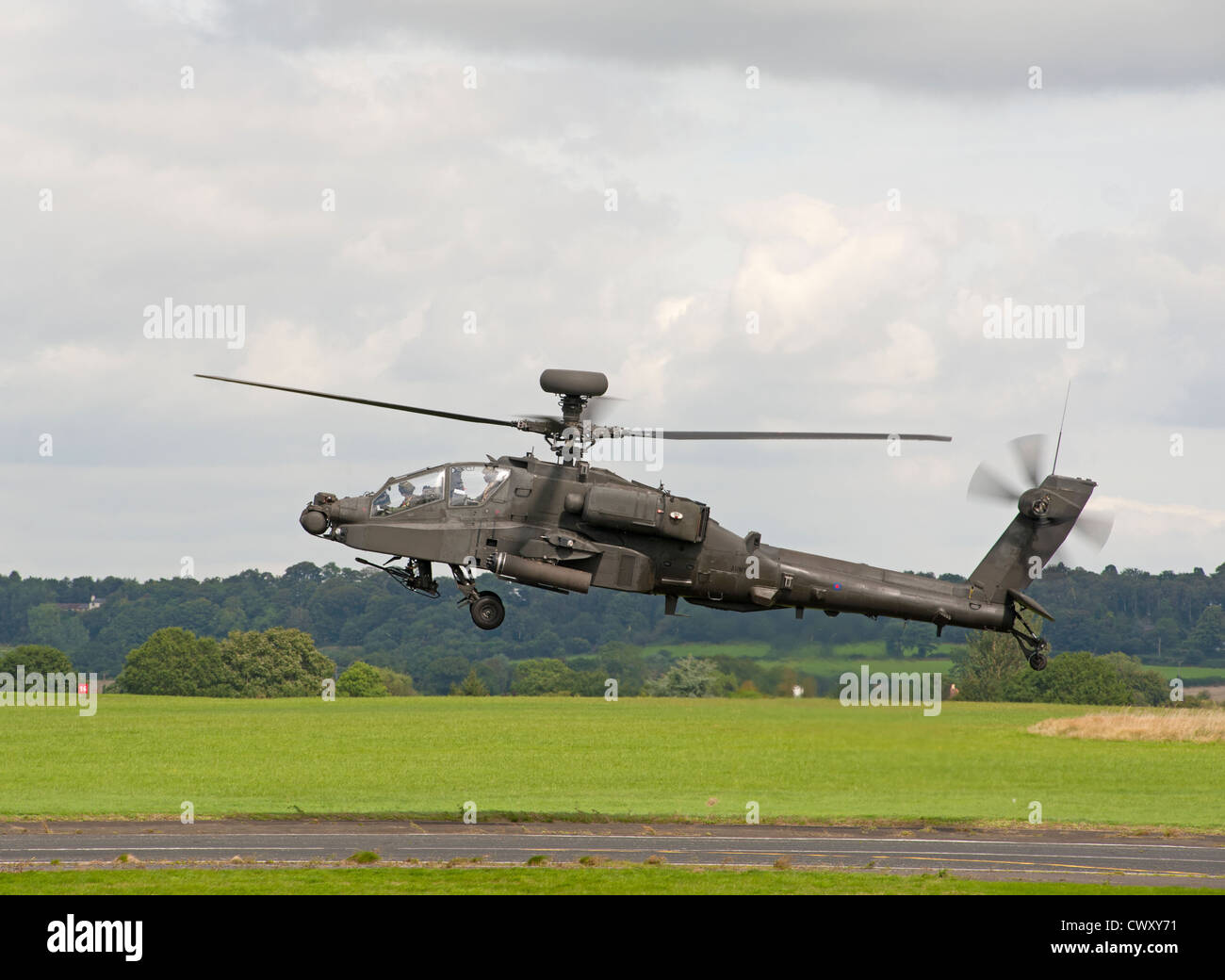 Cuerpo de aire del ejército militar de helicópteros de ataque Apache AH-64 aterrizó en el Aeródromo de verde medio penique, Wolverhampton. Ocs 8387 Foto de stock