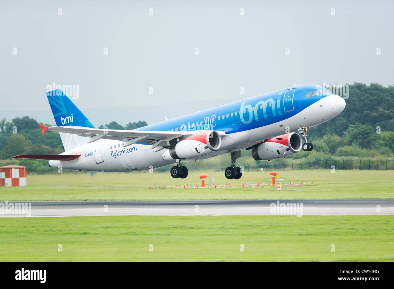 Un BMI (British Midland International) Airbus A321 despegó del aeropuerto internacional de Manchester (uso Editorial solamente) Foto de stock