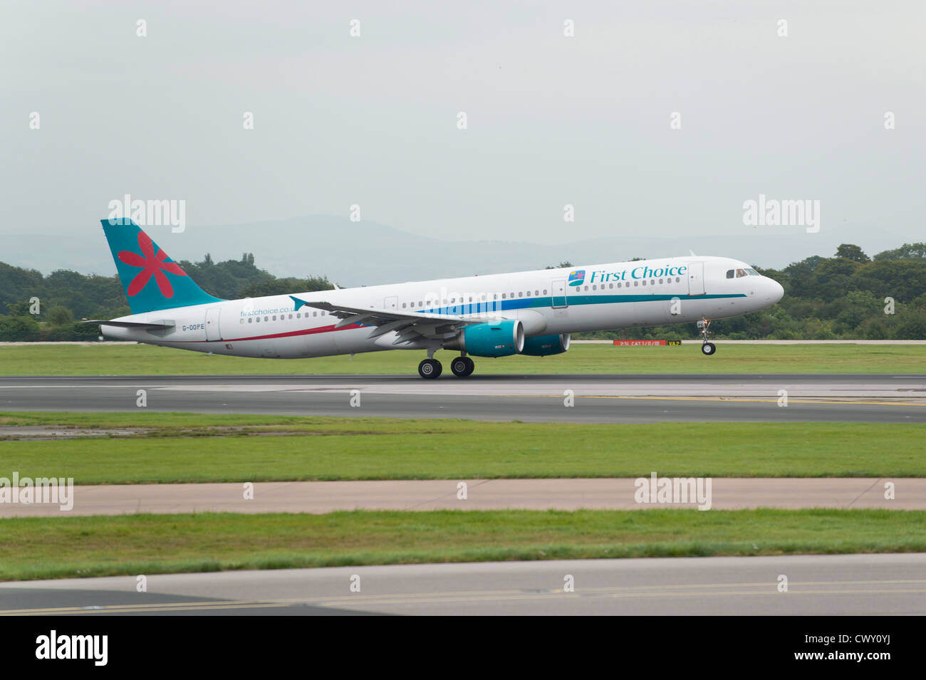 Un First Choice Airways Airbus A321 despegó del aeropuerto internacional de Manchester (uso Editorial solamente) Foto de stock
