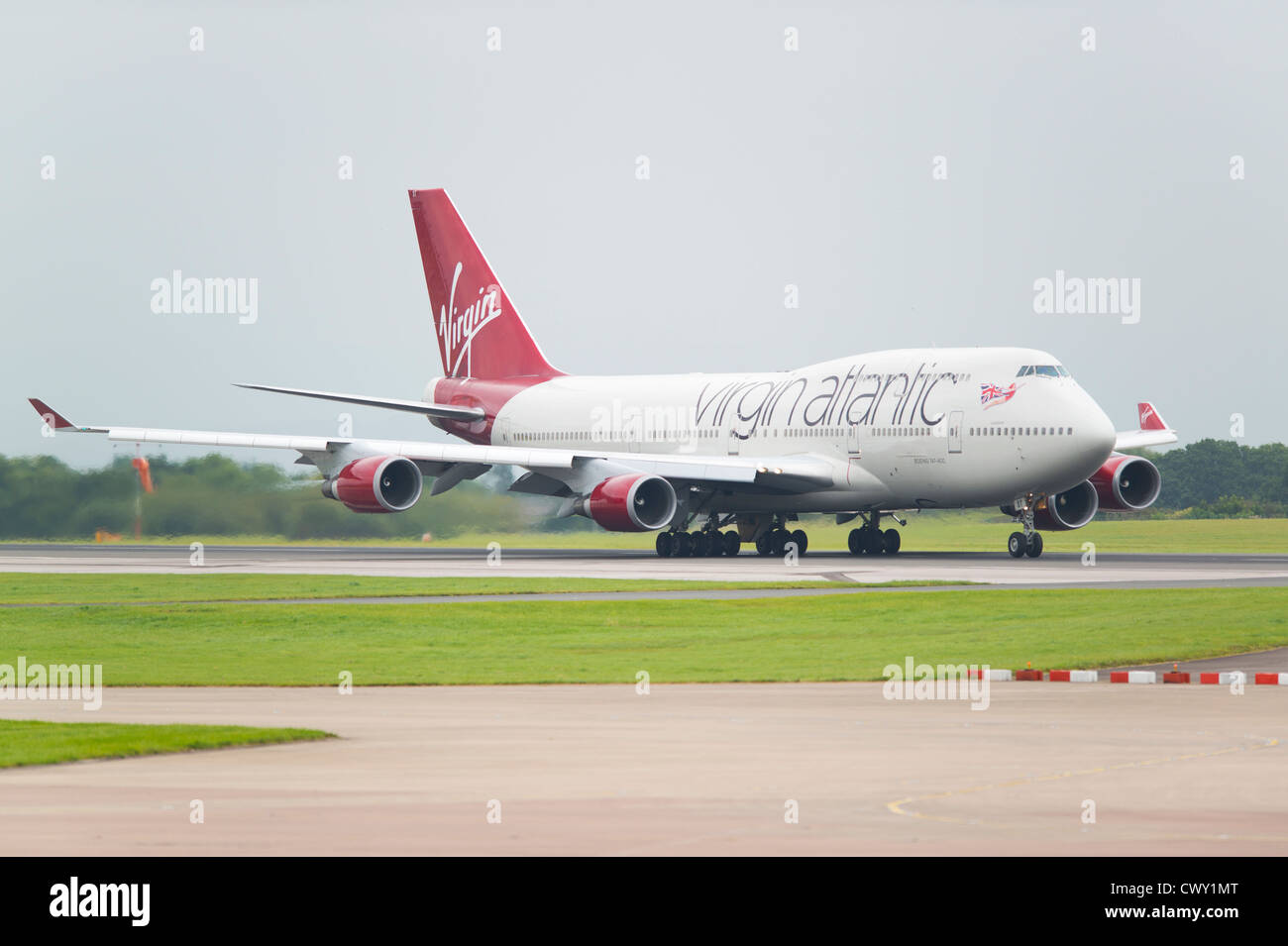 Virgin Atlantic un Boeing 747 Jumbo Jet a punto de despegar del aeropuerto internacional de Manchester (uso Editorial solamente) Foto de stock