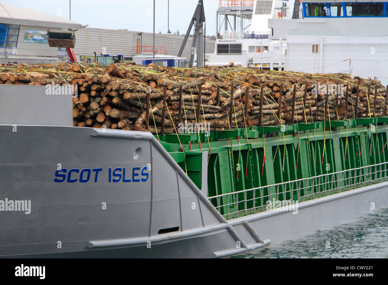 El transporte de troncos de madera por barco Foto de stock