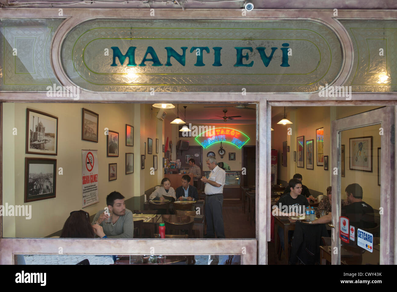 Türkei, Estambul, Ortaköy, das Manti Evi serviert noch handgemachte Manti, en Joghurtsosse gefüllte Teigtaschen Foto de stock