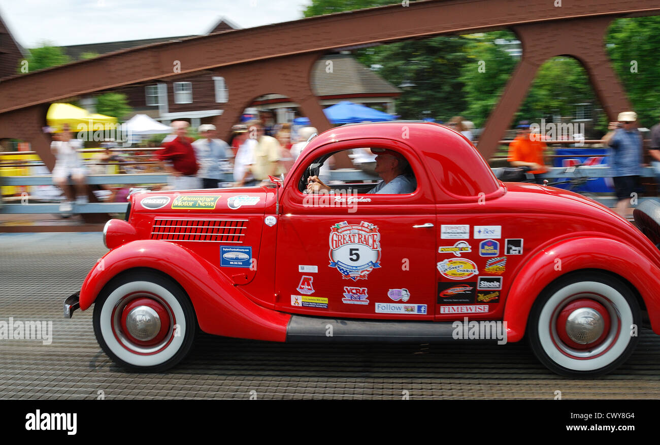 Vintage coupe rojo compite en la gran carrera. Foto de stock