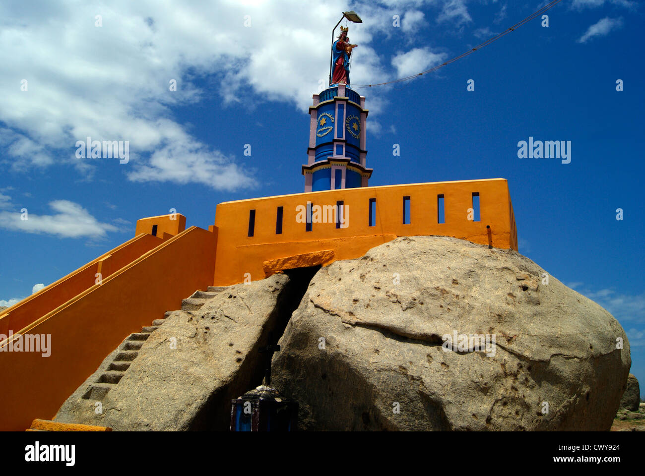Pequeña iglesia denominada Velankanni Kursadi construido en la cima de la roca cerca de la orilla en Kanyakumari Tamil Nadu Foto de stock