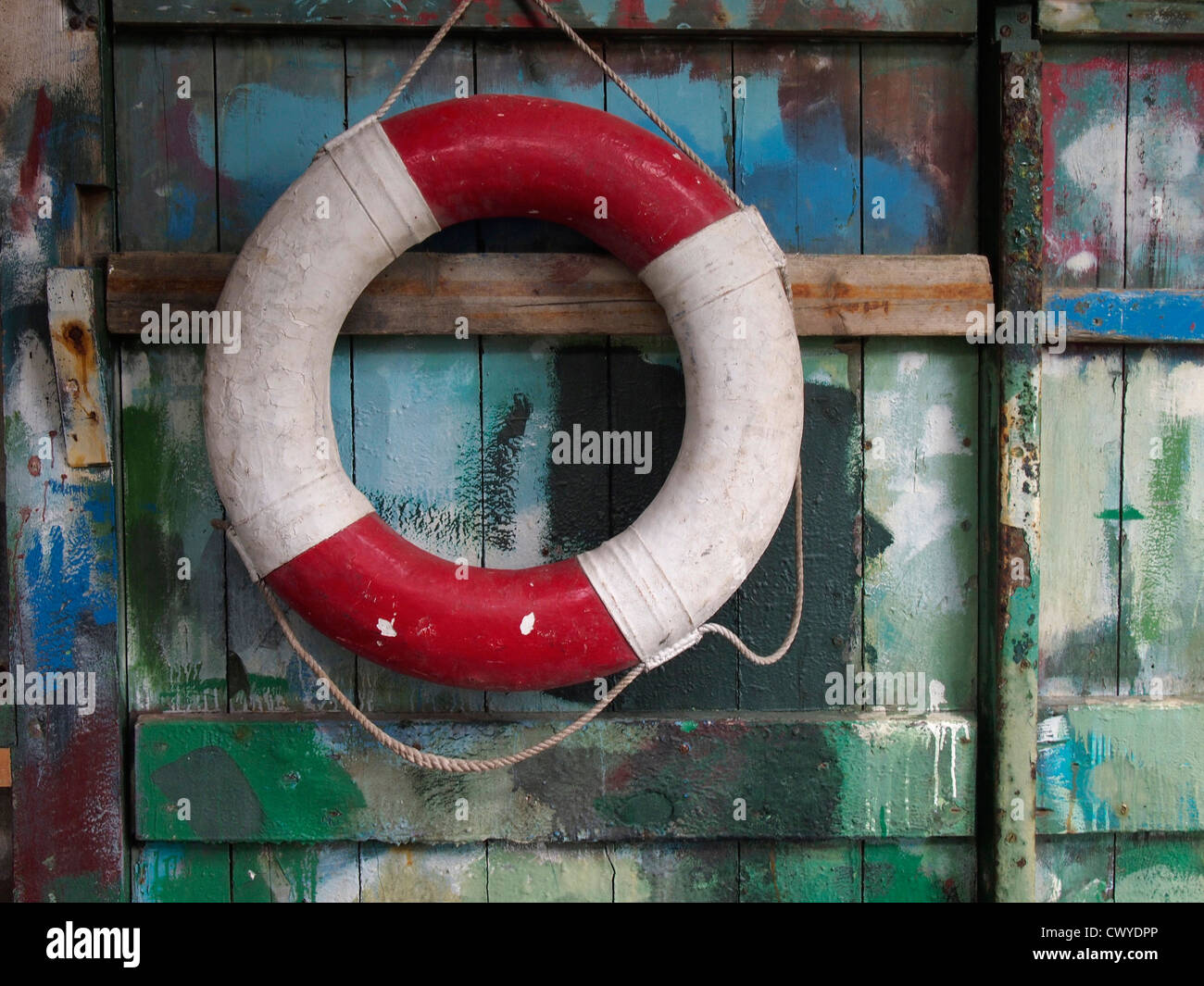 Puerta pintada y salvavidas, Sandwick, Shetland Foto de stock