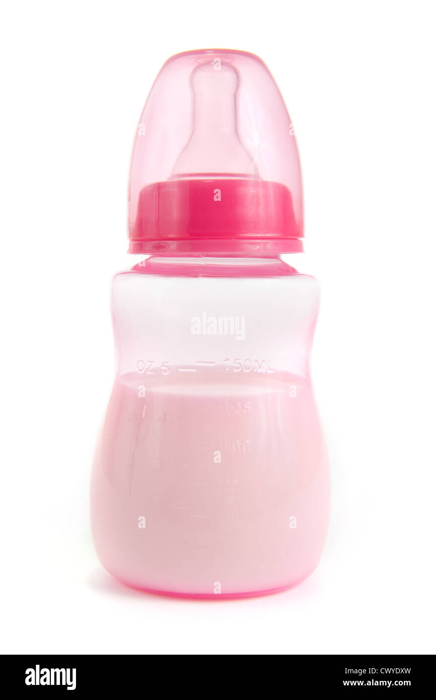 Rosa bebés biberón lleno hasta la mitad de la leche sobre blanco Foto de stock